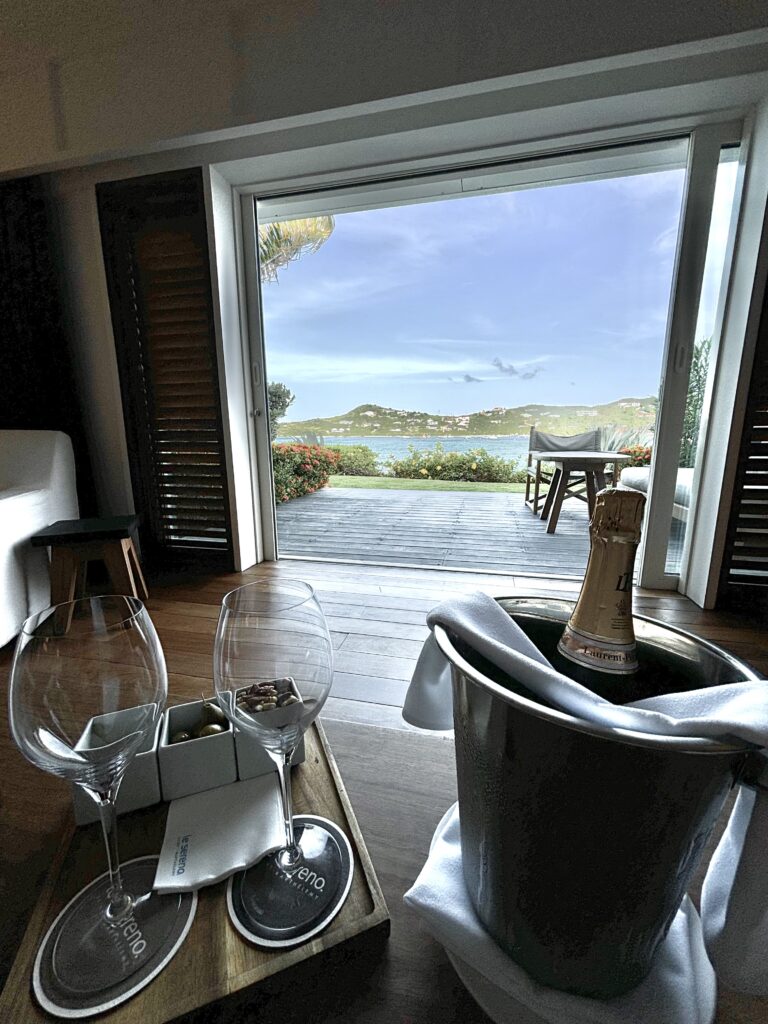 Champaign in the Grad Suite Plage